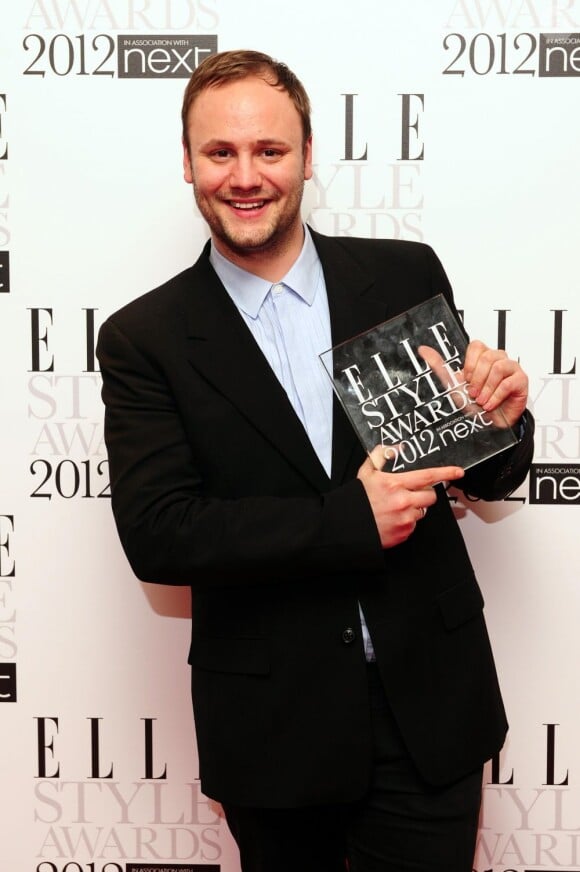 Le chausseur Nicholas Kirkwood, heureux de recevoir sa plaque pour Créateur d'Accessoires de l'année à Londres, le 13 février 2012.