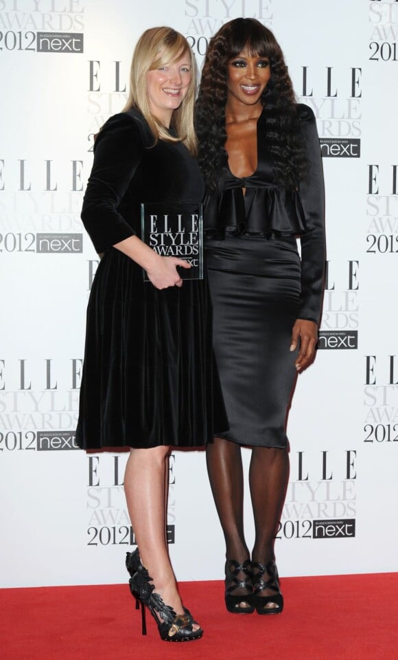 Naomi Campbell a remis à Sarah Burton sa plaque pour Créatrice de l'Année. Londres, le 13 février 2012.