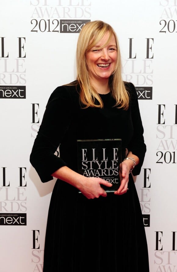 Après l'award de Créatrice de l'Année lors des British Fashion Awards de novembre 2011, c'est un trophée semblable que reçoit Sarah Burton lors des Elle Style Awards. Londres, le 13 février 2012.