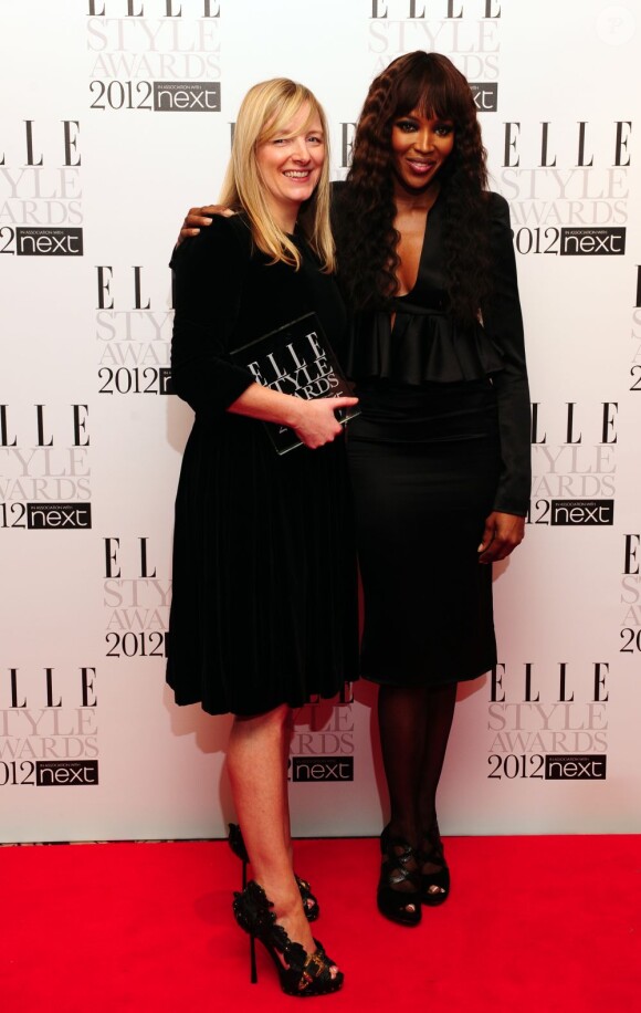 Naomi Campbell a remis à Sarah Burton sa plaque pour Créatrice de l'Année. Londres, le 13 février 2012.
