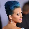 Coiffure glamour pour Katy Perry qui voit bleu lors de la cérémonie des Grammy Awards 2012 à Los Angeles.