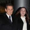 Nicolas Sarkozy, souriant et décidé, et Carla Bruni arrivent dans les locaux de TF1 juste avant sa déclaration au journal télévisé de 20 heures de Laurence Ferrari, à Paris, le 15 février 2012.