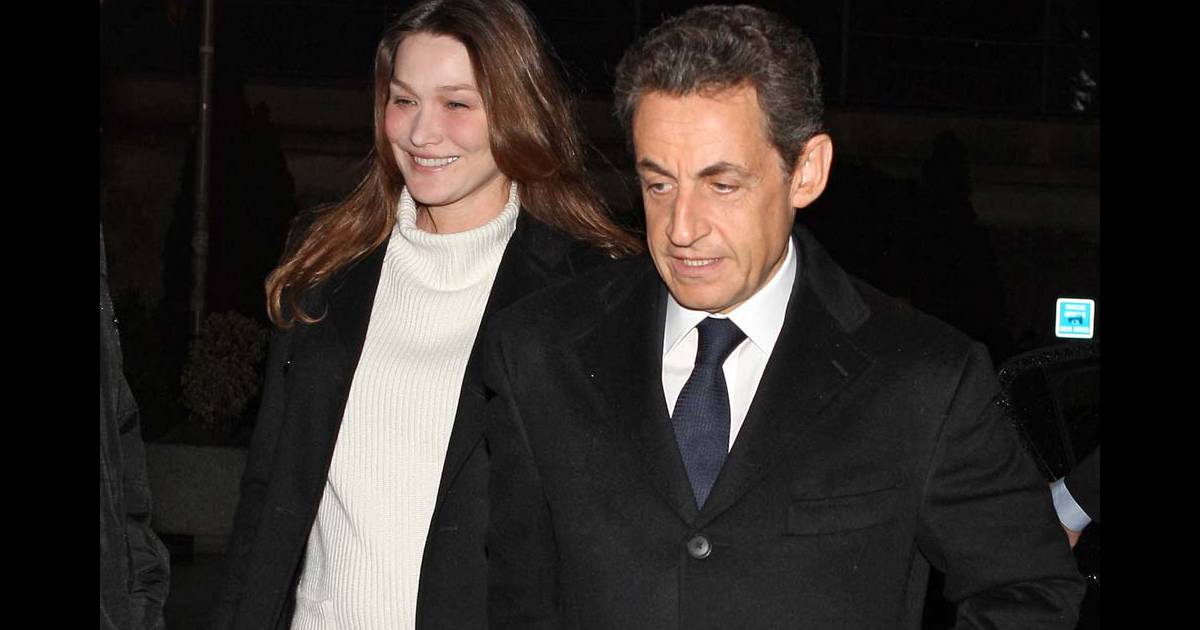 Nicolas Sarkozy et Carla Bruni arrivent, souriants, dans ...