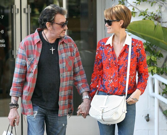 Johnny Hallyday et sa Laeticia devenue rousse font leur shopping le 8 fevrier 2012