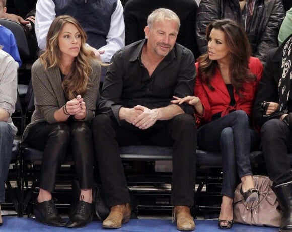 Eva Longoria et Kevin Costner aux côtés de son épouse, sur le terrain des Knicks pour un match de basket le 19 février 2012