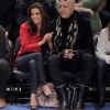 Eva Longoria et Kevin Costner sur le terrain des Knicks pour un match de basket le 19 février 2012