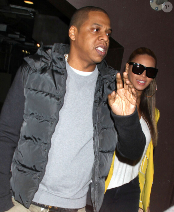 Jay-Z et Beyoncé lors de la victoire des Nets du New Jersey face aux Knicks de New York le 20 février 2012 à New York
