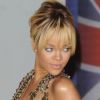 Rihanna foule avec grâce le tapis rouge des Brit Awards 2012 dans une tenue Givenchy Couture. Londres, le 21 février 2012.