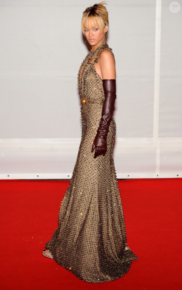 Absolument sublime dans une tenue Givenchy Couture, la chanteuse Rihanna foulait avec grâce et style le tapis rouge des Brit Awards 2012. Londres, le 21 février 2012.
