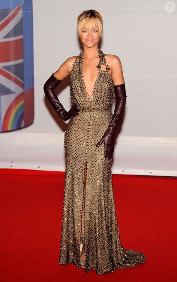 Rihanna, souriante sur le tapis rouge des Brit Awards 2012, portait une tenue Givenchy Couture. Londres, le 21 février 2012.