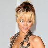 Rihanna, souriante sur le tapis rouge des Brit Awards 2012, portait une tenue Givenchy Couture. Londres, le 21 février 2012.
