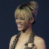 Rihanna, absolument ravie, recevait son award des mains du champion de Formule 1 Jenson Button. Londres, le 21 février 2012.