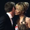 Rihanna, absolument ravie, recevait son award des mains du champion de Formule 1 Jenson Button. Londres, le 21 février 2012.