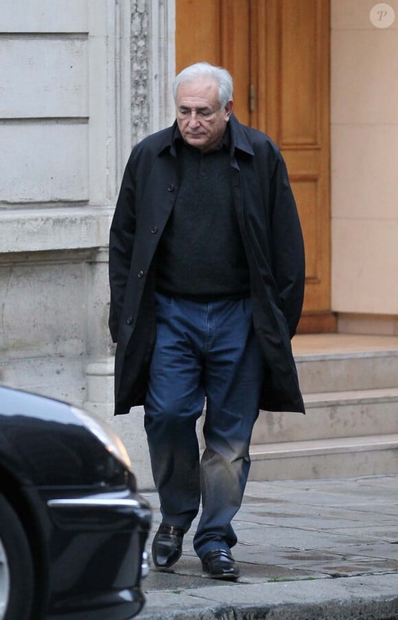 Dominique Strauss-Kahn sort de la caserne de la gendarmerie de Lille, après sa garde à vue, le 22 février 2012.