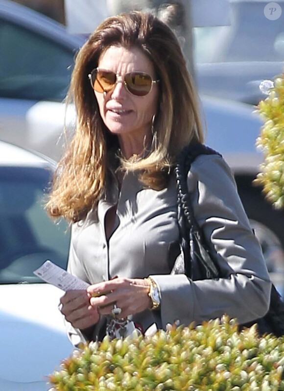 Maria Shriver après le déjeuner dans le quartier de Brentwood, à Los Angeles, le 22 février 2012.
