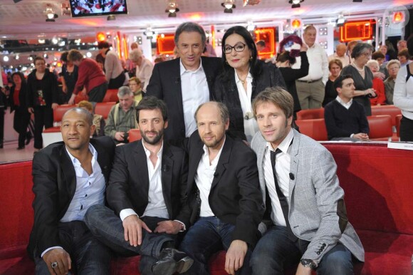 Nana Mouskouri, Michel Drucker et les acteurs de la série Des soucis et des hommes, à l'enregistrement de Vivement Dimanche, à Paris, le 22 février 2012.