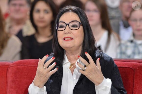 Nana Mouskouri à l'enregistrement de Vivement Dimanche, à Paris, le 22 février 2012.