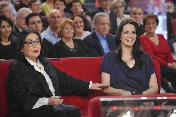 Nana Mouskouri et sa fille Lenou, à l'enregistrement de Vivement Dimanche, à Paris, le 22 février 2012.