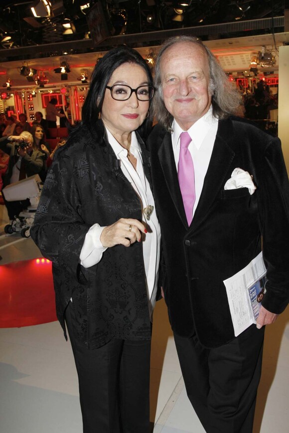 Nana Mouskouri et son époux André Chapelle à l'enregistrement de Vivement Dimanche, à Paris, le 22 février 2012.