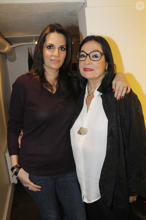 Nana Mouskouri et sa fille Lenou, à l'enregistrement de Vivement Dimanche, à Paris, le 22 février 2012.