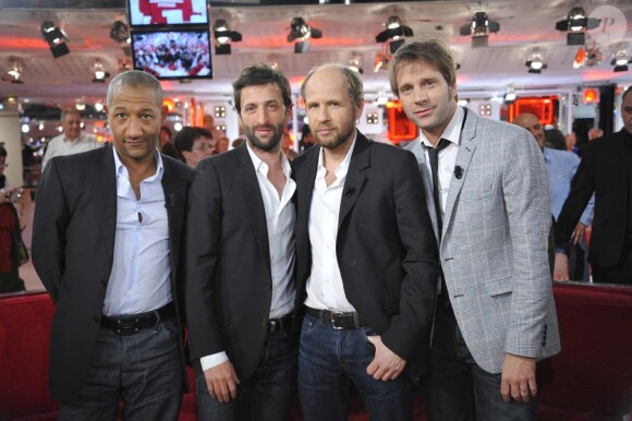 Les acteurs de la série Des soucis et des hommes à l'enregistrement de Vivement Dimanche, à Paris, le 22 février 2012.