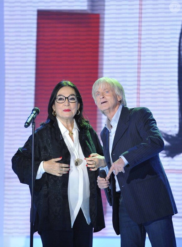 Nana Mouskouri et Dave, à l'enregistrement de Vivement Dimanche, à Paris, le 22 février 2012.