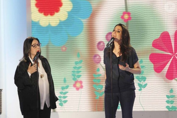 Nana Mouskouri et sa fille Lenou, à l'enregistrement de Vivement Dimanche, à Paris, le 22 février 2012.
