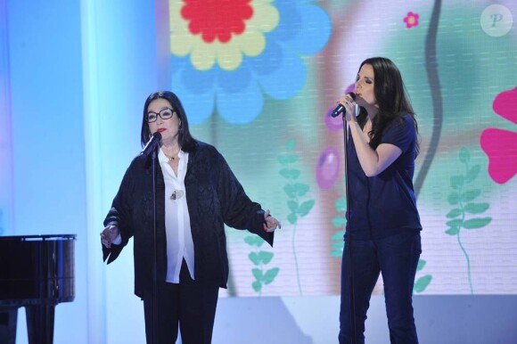 Nana Mouskouri et sa fille Lenou, à l'enregistrement de Vivement Dimanche, à Paris, le 22 février 2012.