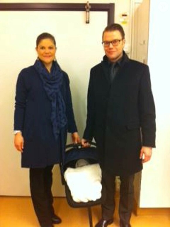 Victoria de Suède quittait la maternité de l'hôpital Karolinska dans l'après-midi du 23 février 2012, quelques heures seulement après avoir donné naissance à sa petite princesse Estelle Silvia Ewa Mary.