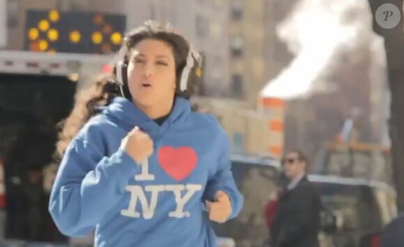 Tal en jogging dans Manhattan pour le clip Le Sens de la vie, extrait de son premier album à paraître, Le Droit de rêver.