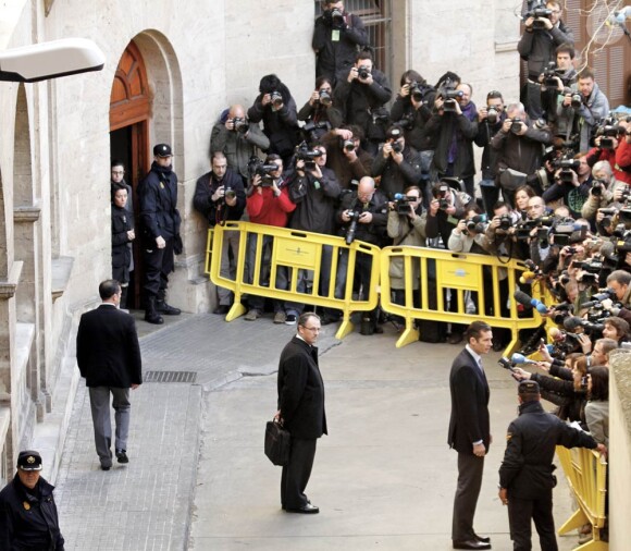 Iñaki Urdangarin a été accueilli par des huées et des messages virulents lors de sa venue au tribunal de Palma de Majorque pour déposer devant le juge Castro, samedi 25 février 2012. Après avoir été entendu pendant neuf heures, il y revenait le dimanche 26.