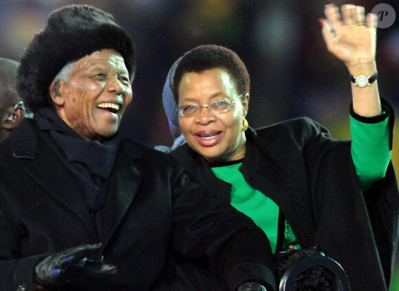 Nelson Mandela et sa femme Graca Machel le 11 juillet 2010 à Johannesbourg