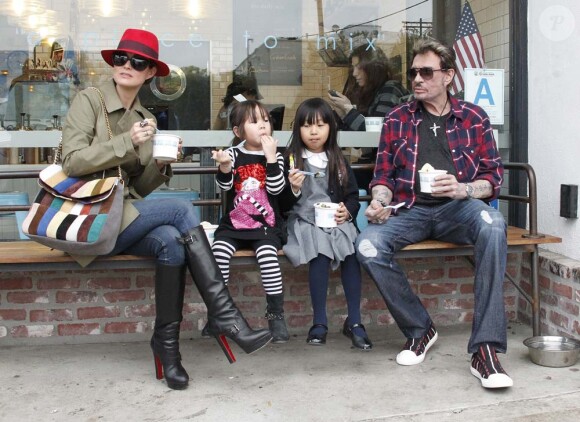 Pause gourmande : Johnny Hallyday et Laeticia dégustent des glaces avec leurs filles Jade et Joy après l'école, à Los Angeles, le 7 février 2012. 