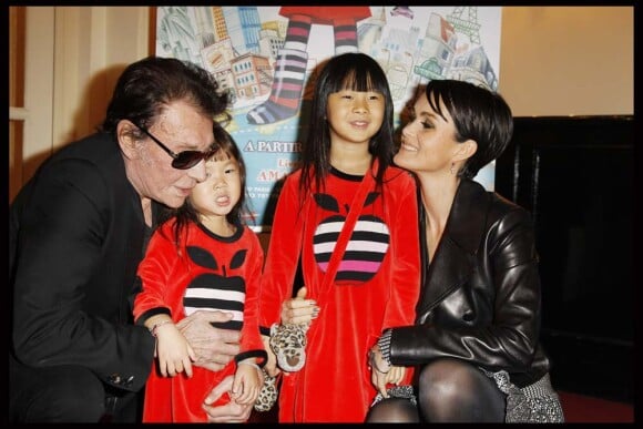 Johnny Hallyday et son épouse Laeticia accompagnaient leurs petites Jade et Joy à la première du spectacle Lili Lampion d'Amanda Sthers et Sinclair, le 6 novembre 2011 au Théâtre de Paris. Les fillettes ont déjà la panoplie de Lili !