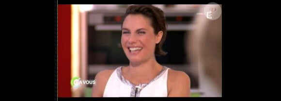 Alessandra Sublet, enceinte, est ravie lors de la 500e émission de C à Vous, lundi 27 février 2012 sur France 5