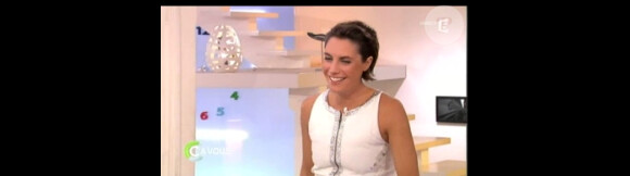 Alessandra Sublet, enceinte et souriante lors de la 500e émission de C à Vous, lundi 27 février 2012 sur France 5