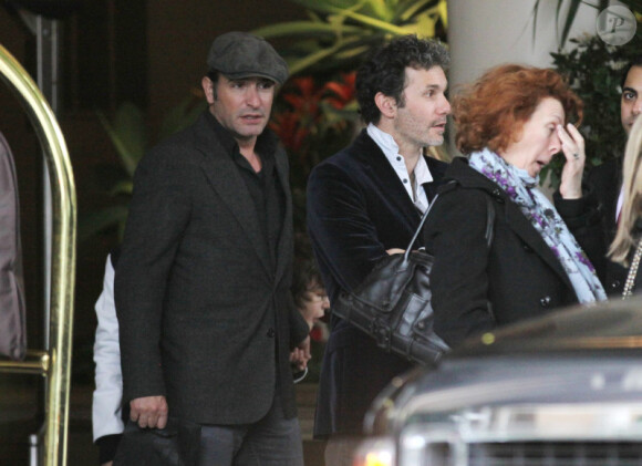 Jean Dujardin et Serge Hazanavicius (frère de Michel) à Los Angeles le 27 février 2012, en route vers l'aéroport