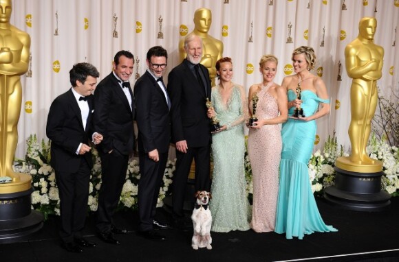 L'équipe de The Artist pose dans la salle presse des Oscars le 26 février 2012