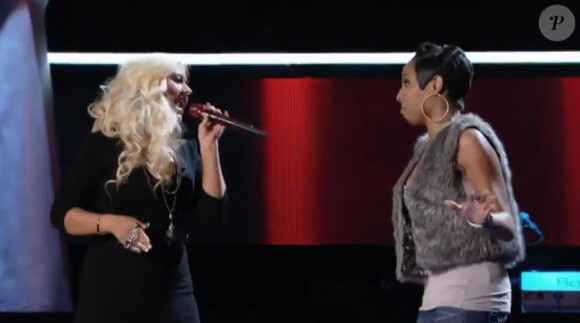 Séduite, Christina Aguilera rejoint Sera Hill pour un duo improvisé dans The Voice, sur NBC, le 27 février 2012.