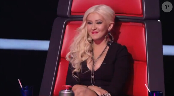 Christina Aguilera buzze et découvre le visage de Sera Hill, dans The Voice, sur NBC, le 27 février 2012.