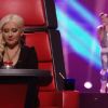Christina Aguilera concentrée pendant l'audition à l'aveugle de Sera Hill dans The Voice, sur NBC, le 27 février 2012.