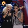 Séduite, Christina Aguilera rejoint Sera Hill pour un duo improvisé dans The Voice, sur NBC, le 27 février 2012.