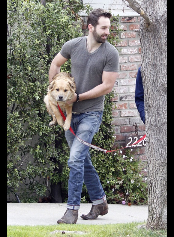 Josh Kelley et l'un de ses chiens Los Feliz, le 20 février 2012