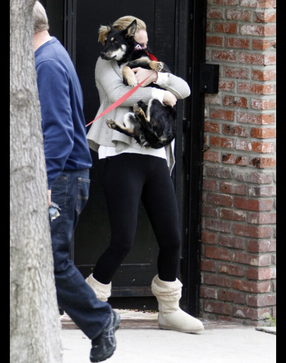 Katherine Heigl fait un câlin à son chien à Los Feliz, le 20 février 2012