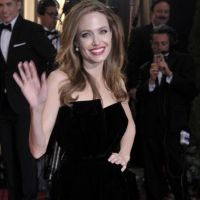 Angelina Jolie pique le look de Jennifer Aniston : une robe, deux styles...