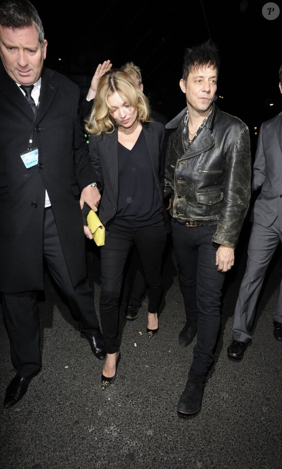 Kate Moss au bras de son époux Jamie Hince à la sortie de l'hôtel W de Londres le 29 févier 2012