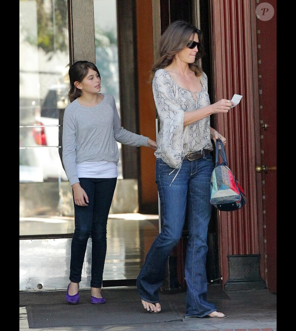 Cindy Crawford et sa fille Kaia arrivent dans un restaurant à Los Angeles, le 2 mars 2012.