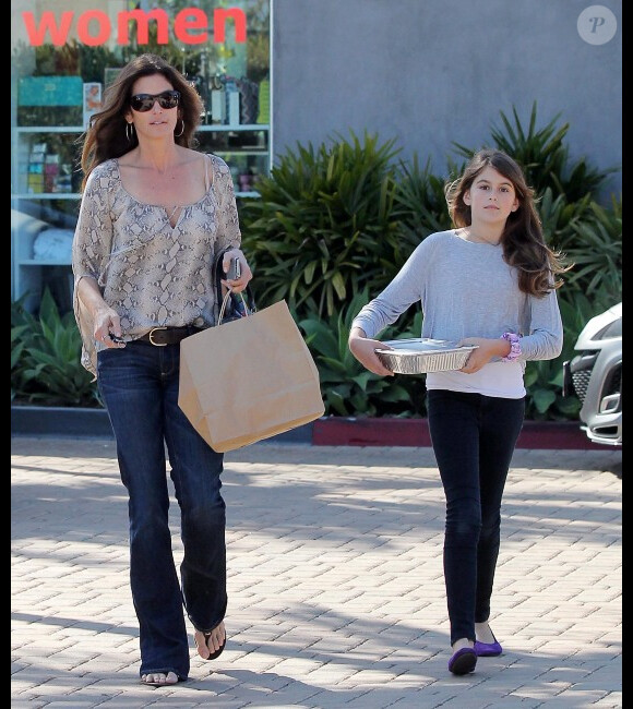 Cindy Crawford et sa fille Kaia ont pris des plats à emporter dans un restaurant de Los Angeles, le 2 mars 2012.