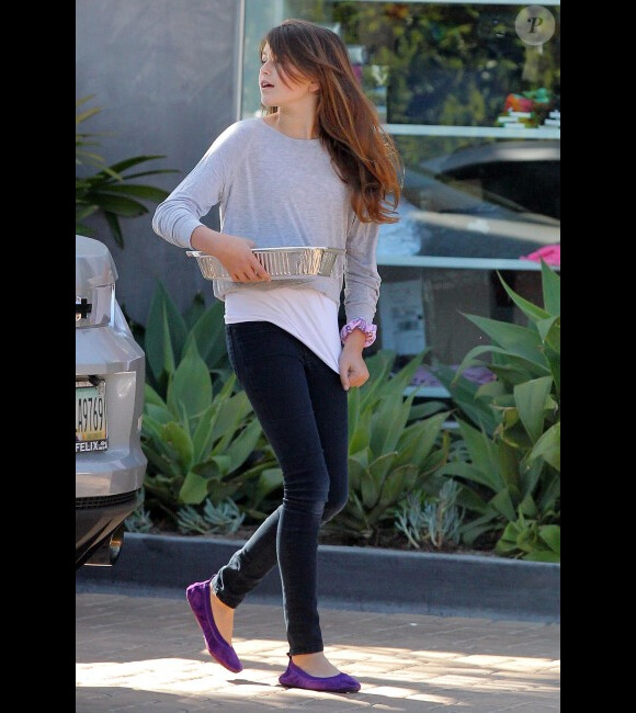 Un plat à emporter dans les mains, la fille de Cindy Crawford, Kaia, sort d'un restaurant de Los Angeles, le 2 mars 2012.
