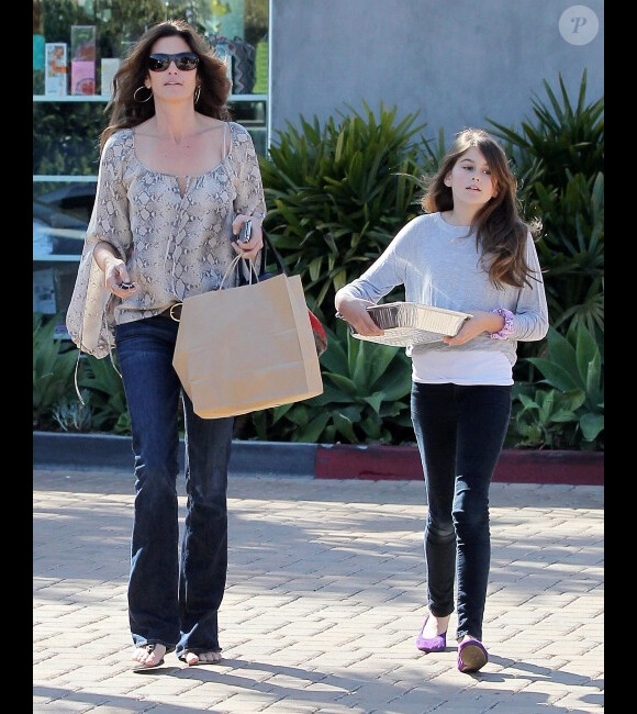 Cindy Crawford et sa fille Kaia à la sortie d'un restaurant à Los Angeles, le 2 mars 2012.